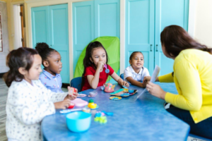 Créer une micro-crèche : étapes, réglementation et rentabilité